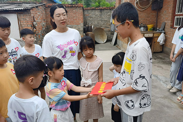 新鄉(xiāng)長城集團愛心家庭攜手輝縣義工“愛心助學(xué)，點亮希望”